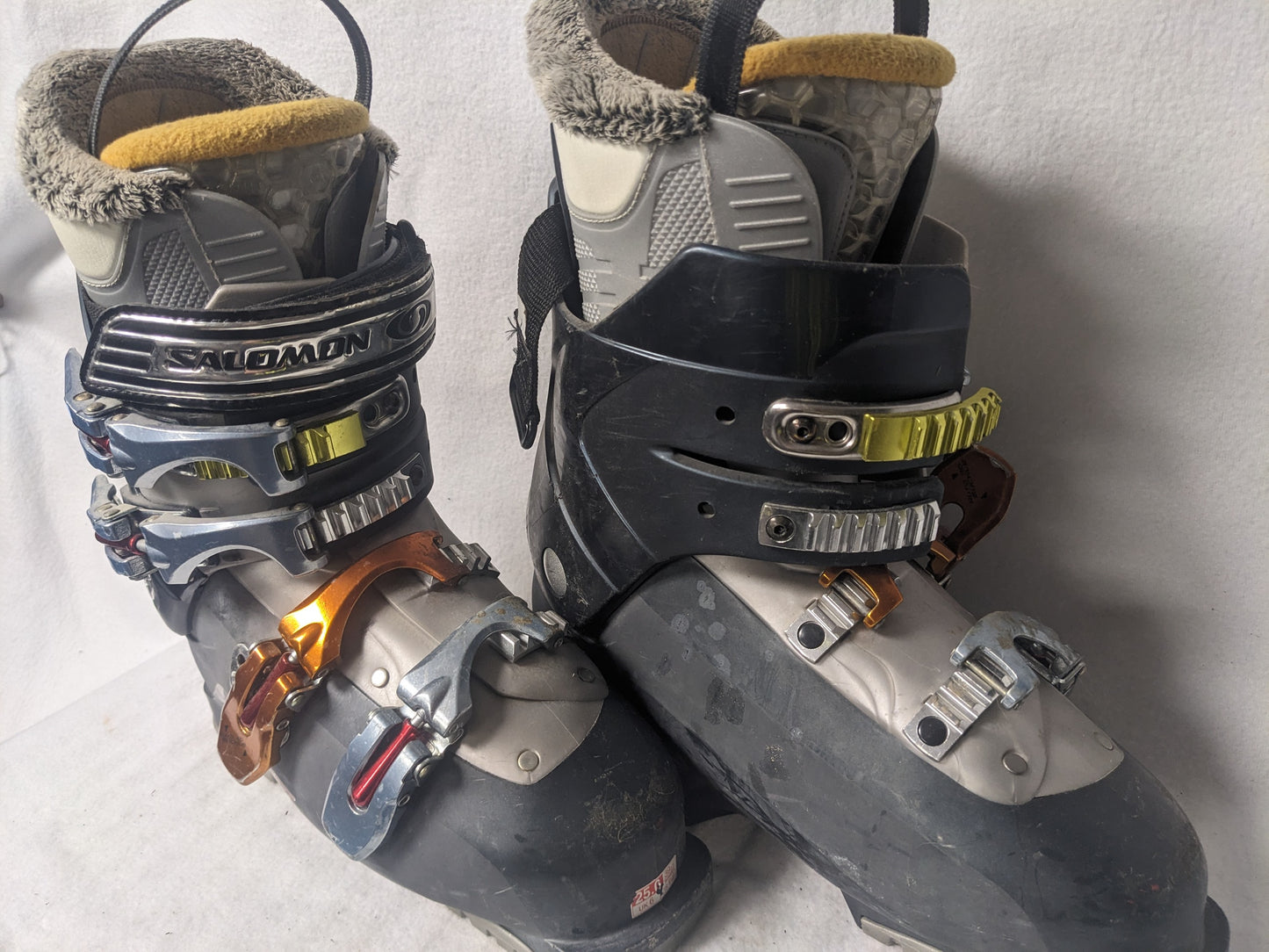 Salomon Irony 7.5 Women's Ski Boots Size 25 Color Gray Condition Used