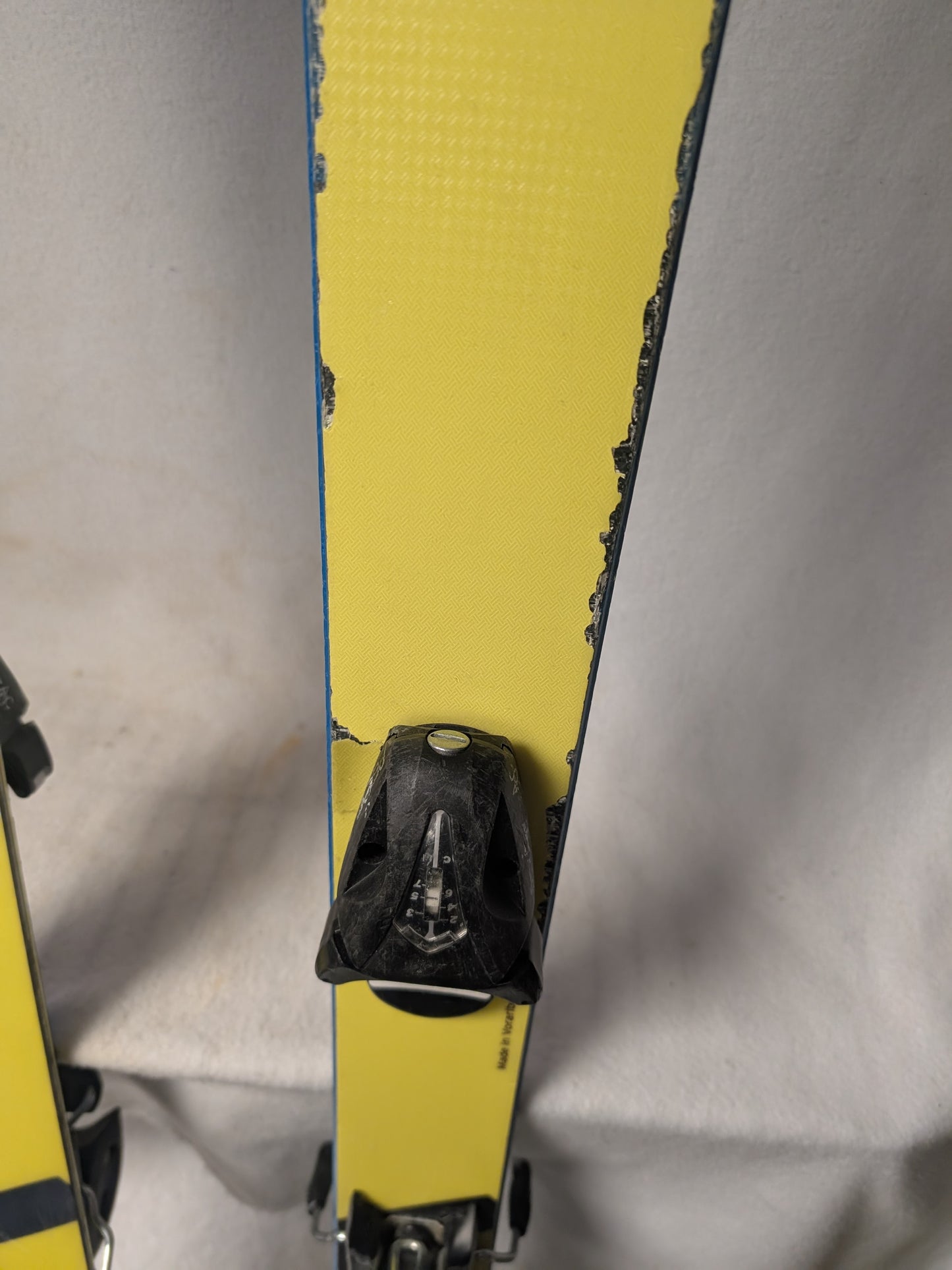 Head Mango Plum Skis w/Bindings Size 140 Cm Color Yellow Condition Used