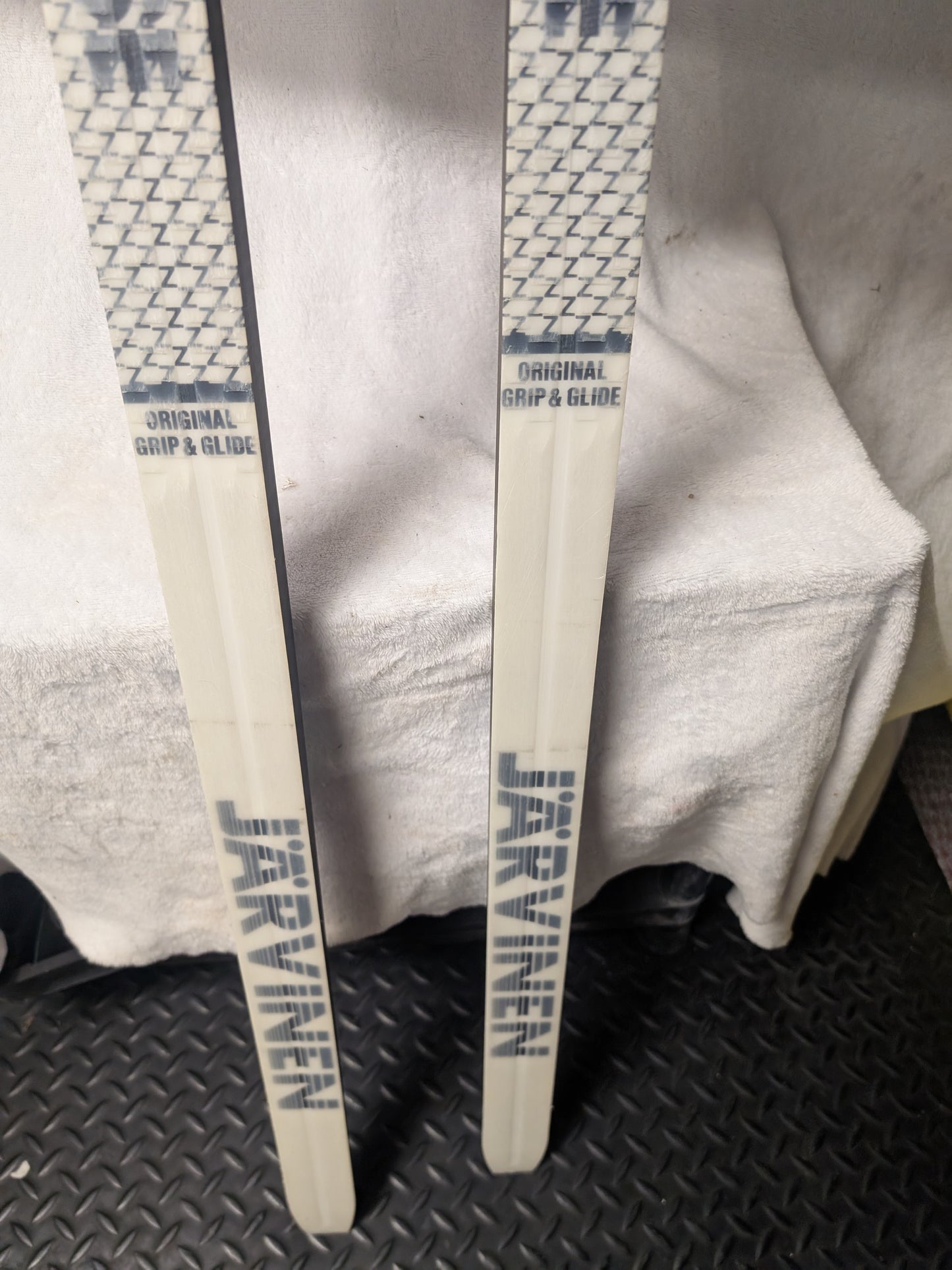 Classic Cross Country Jarvinen XC Skis NNN Bindings Size 210 Cm White Used