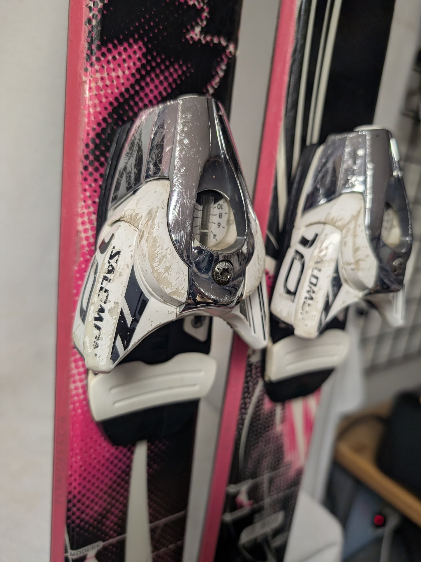 Rossignol Scratch Skis Salomon 10 Bindings 158 Cm Color Pink Condition Used