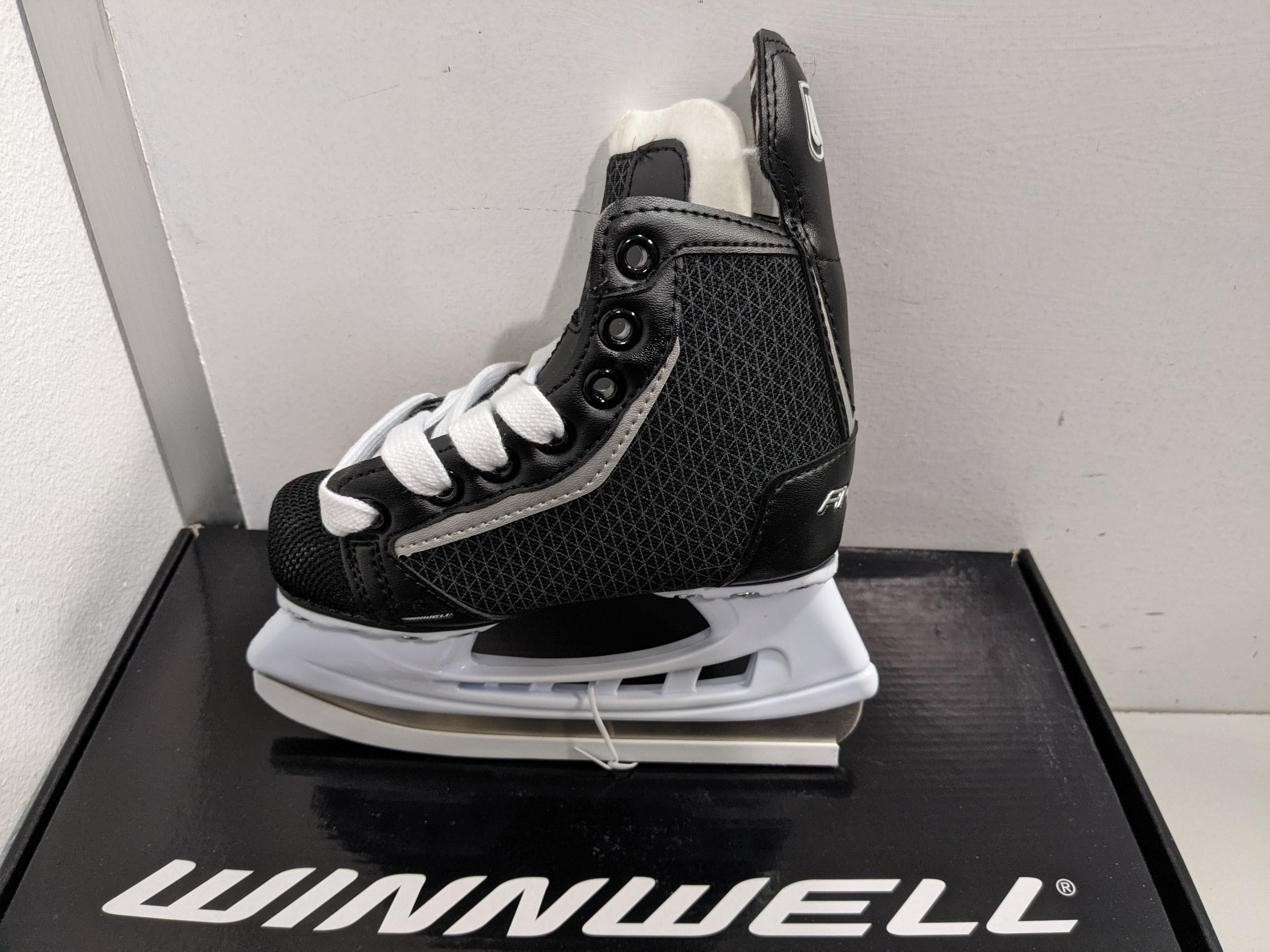 Winnwell Ice Skates AMP300 Youth Sizes Black New SK1703BB Hockey Skate ...